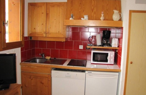 Pralognan-la-Vanoise Apartment | 100m from resort center, 2nd floor, balcony, tv, ski locker, 44m², Pralognan-la-Vanoise