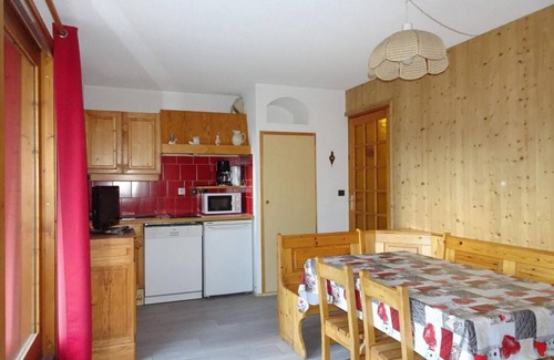 Pralognan-la-Vanoise Apartment | 100m from resort center, 2nd floor, balcony, tv, ski locker, 44m², Pralognan-la-Vanoise