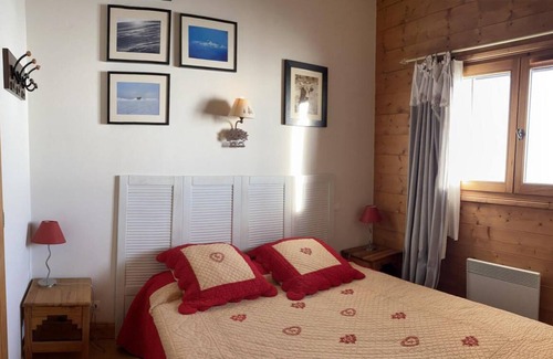 Bisanne 1500 Apartment | 100m from ski slopes, 1st floor, view mountain, balcony, parking, tv, ski locker, 70m², Les Saisies