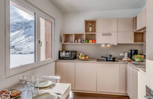 Tignes le Lac Apartment | 100m from ski slopes, 5th floor, view lake/mountain, tv, ski locker, 35m², Tignes