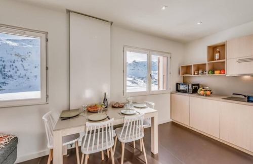 Tignes le Lac Apartment | 100m from ski slopes, 5th floor, view lake/mountain, tv, ski locker, 35m², Tignes