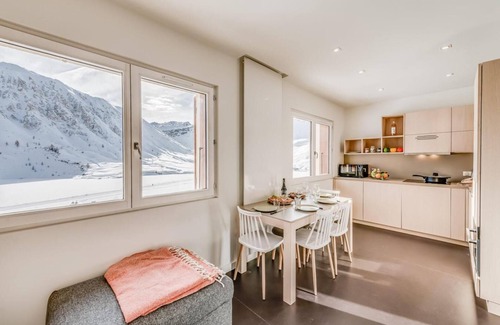 Tignes le Lac Apartment | 100m from ski slopes, 5th floor, view lake/mountain, tv, ski locker, 35m², Tignes