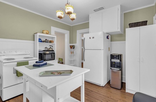 Mineola House | 100yr home with peaceful 1940s vibe and modern amenities in historic downtown.