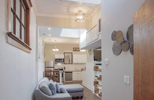 Historic Downtown Savannah Bed & Breakfast | 101 E Waldburg - Cozy Cottage just off of Forsyth Park
