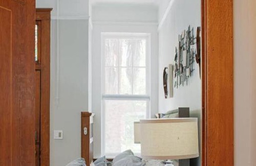 Historic Downtown Savannah Bed & Breakfast | 101 E Waldburg - Cozy Cottage just off of Forsyth Park