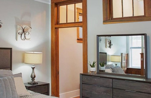 Historic Downtown Savannah Bed & Breakfast | 101 E Waldburg - Cozy Cottage just off of Forsyth Park