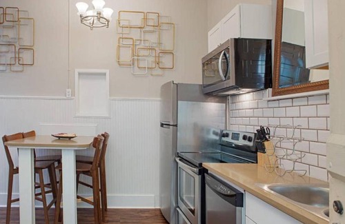 Historic Downtown Savannah Bed & Breakfast | 101 E Waldburg - Cozy Cottage just off of Forsyth Park