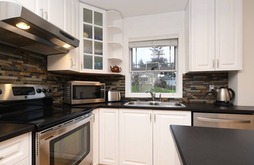 Victoria Apartment | #104 Parkcrest Dr - 3 Bedroom Upper Suite in House