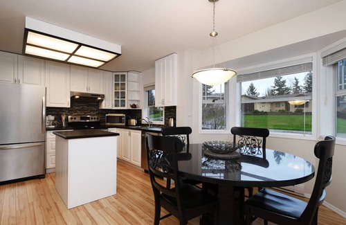 Victoria Apartment | #104 Parkcrest Dr - 3 Bedroom Upper Suite in House