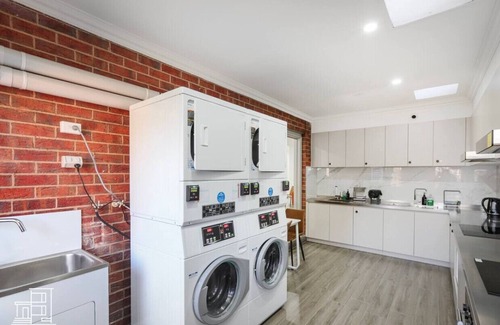 Brunswick East Apartment | 106 Luxe Queen & Single BR (Sleeps 3) w/Fast WiFi - 18 mins tram to CBD