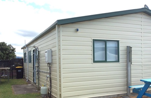 Matarangi Cabin | 109 Nikau Spa and dog friendly