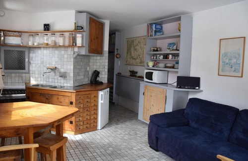 Pralognan-la-Vanoise Apartment | 10m from resort center, 2nd floor, terrace, parking, tv, ski locker, 27m², Pralognan-la-Vanoise