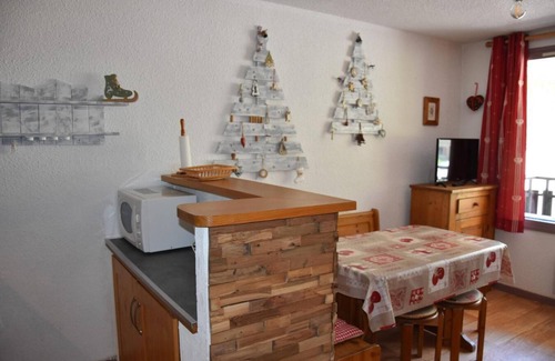 Pralognan-la-Vanoise Apartment | 10m from ski slopes, 2nd floor, balcony, parking, tv, ski locker, 36m², Pralognan-la-Vanoise