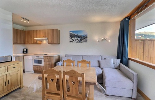 Meribel-Mottaret Apartment | 10m from ski slopes, 1st floor, balcony, ski locker, 33m², Méribel-Mottaret