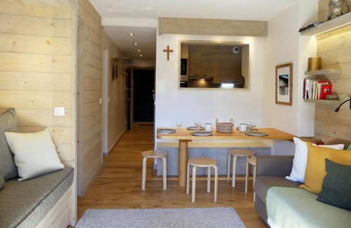 Meribel-Mottaret Apartment | 10m from ski slopes, 1st floor, view ski slopes, balcony, ski locker, 40m², Méribel-Mottaret