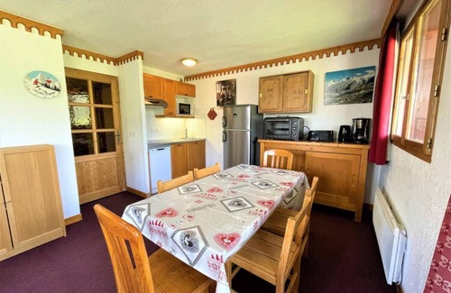 Les Menuires Apartment | 10m from ski slopes, 1st floor, balcony, tv, ski locker, 46m², Les Menuires