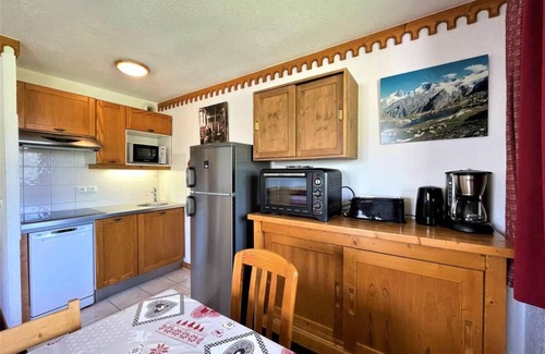 Les Menuires Apartment | 10m from ski slopes, 1st floor, balcony, tv, ski locker, 46m², Les Menuires