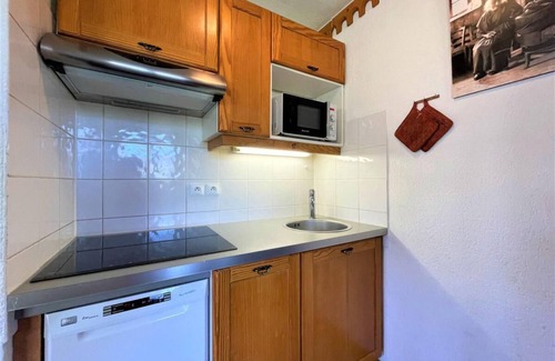 Les Menuires Apartment | 10m from ski slopes, 1st floor, balcony, tv, ski locker, 46m², Les Menuires