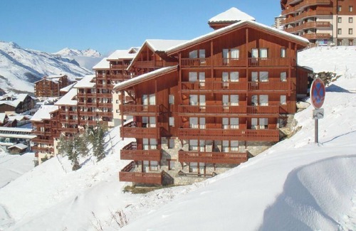 Les Bruyeres Apartment | 10m from ski slopes, Ground floor, view mountain, balcony, tv, ski locker, 30m², Les Menuires