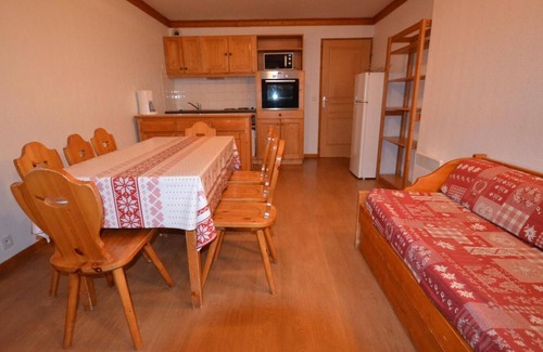Les Bruyeres Apartment | 10m from ski slopes, 9th floor, balcony, tv, ski locker, 65m², Les Menuires