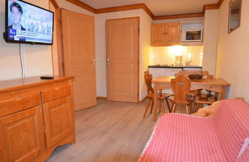 Les Bruyeres Apartment | 10m from ski slopes, 5th floor, balcony, tv, ski locker, 25m², Les Menuires