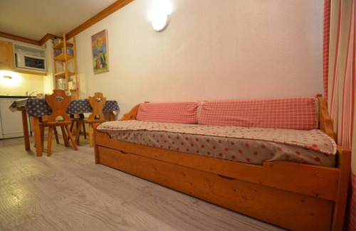 Les Bruyeres Apartment | 10m from ski slopes, 5th floor, balcony, tv, ski locker, 25m², Les Menuires