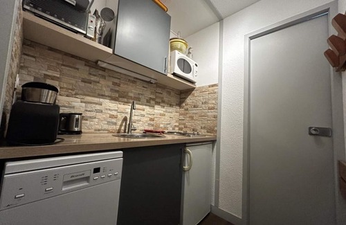 Les Menuires Apartment | 10m from ski slopes, 7th floor, balcony, tv, ski locker, 17m², Les Menuires