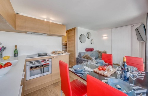 Tignes le Lac Apartment | 10m from ski slopes, 6th floor, view resort, balcony, tv, ski locker, 26m², Tignes