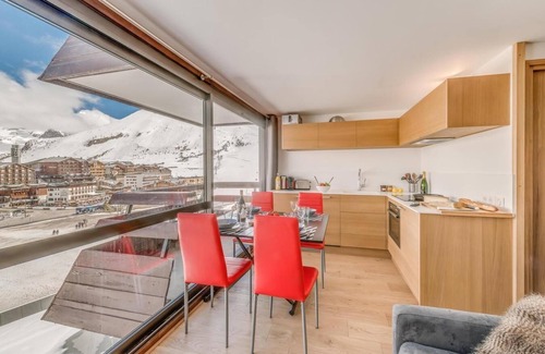 Tignes le Lac Apartment | 10m from ski slopes, 6th floor, view resort, balcony, tv, ski locker, 26m², Tignes