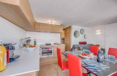 Tignes le Lac Apartment | 10m from ski slopes, 6th floor, view resort, balcony, tv, ski locker, 26m², Tignes