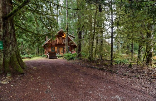 Glacier Cabin | 10SL - Real Log Cabin - WiFi - SLEEPS-8 by RedAwning