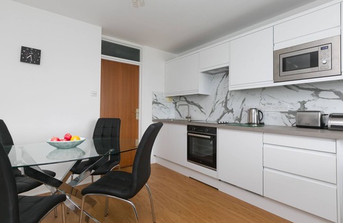 St Ives Apartment | 11 Carrack Widden – Sleeps Two – Sea Views – Parking