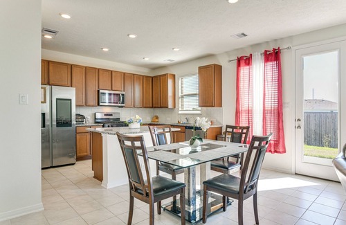 La Marque House | 11 Mi to Beach: La Marque Home w/Patio!