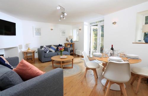 Dartmouth Apartment | 11 Ridge Hill