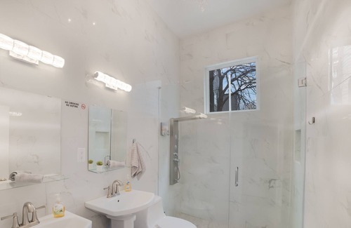 Tobin Hill House | 11 rooms and 7.5 bathrooms Victorian Mansion North Downtown with Jacuzzi/Parking