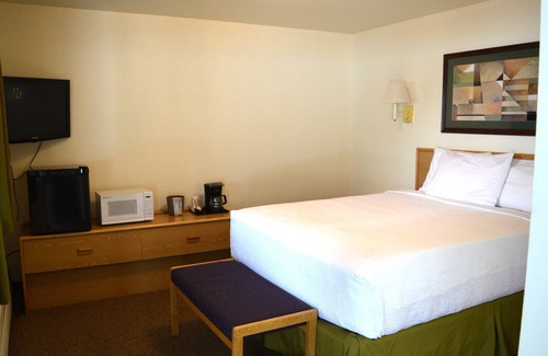 Columbia Falls Hotel | #11 TWO QUEEN BEDS with WiFi and AC in charming Columbia Falls