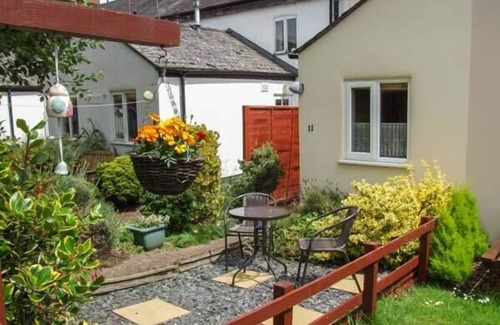 Stratford-upon-Avon Cottage | 11 VICTORIA COTTAGES, with a garden in Stratford-Upon-Avon