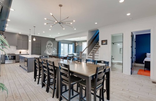 Hillsboro Village Apartment | 1113A Mural Muse BIG and BOLD Mural Muse 11-Beds Near Broadway