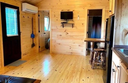 Logan Cabin | 116) Robin Log Cabin. Close to Hocking Hills State Park and more!