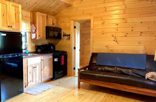 Logan Cabin | 116) Robin Log Cabin. Close to Hocking Hills State Park and more!