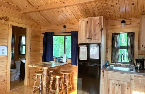 Logan Cabin | 116) Robin Log Cabin. Close to Hocking Hills State Park and more!