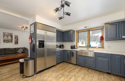 Fraser Ski Chalet | 11BR 8Bath Chalet with mountain views and close to the bus.