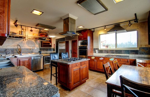 Granby House | 11BR Lodge. Rustic space for weddings & retreats! GoCasaVista.