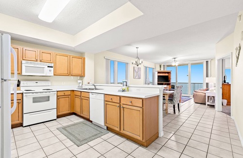 Navarre Beach House | 11th-floor oceanfront condo with pool, Gulf & pier views & washer/dryer