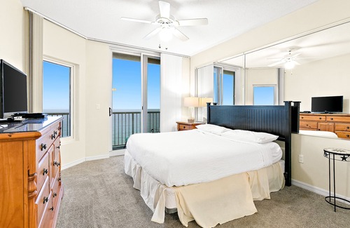 Navarre Beach House | 11th-floor oceanfront condo with pool, Gulf & pier views & washer/dryer