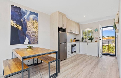 Scarborough Apartment | 12 Calming Coral Beach 2BRM Apt parking sleeps 4