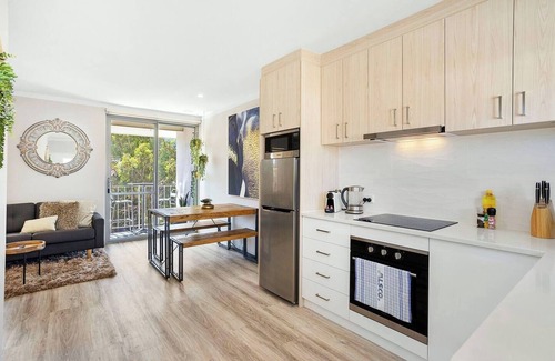 Scarborough Apartment | 12 Calming Coral Beach 2BRM Apt parking sleeps 4