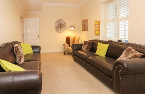 Buxton Apartment | 12 EAGLE PARADE, family friendly, luxury holiday cottage in Buxton