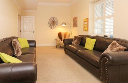 Buxton Apartment | 12 Eagle Parade