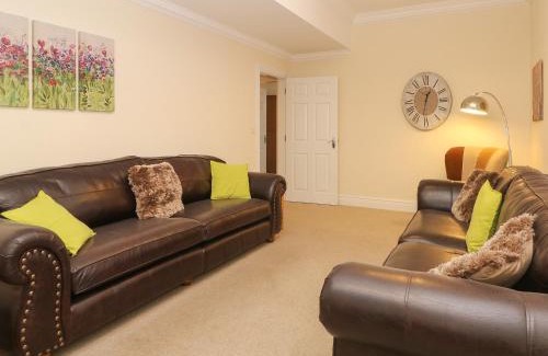 Buxton Apartment | 12 Eagle Parade